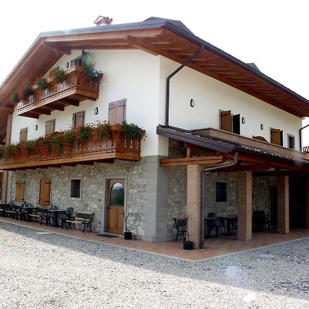Wine Resort Faedis Екстериор снимка